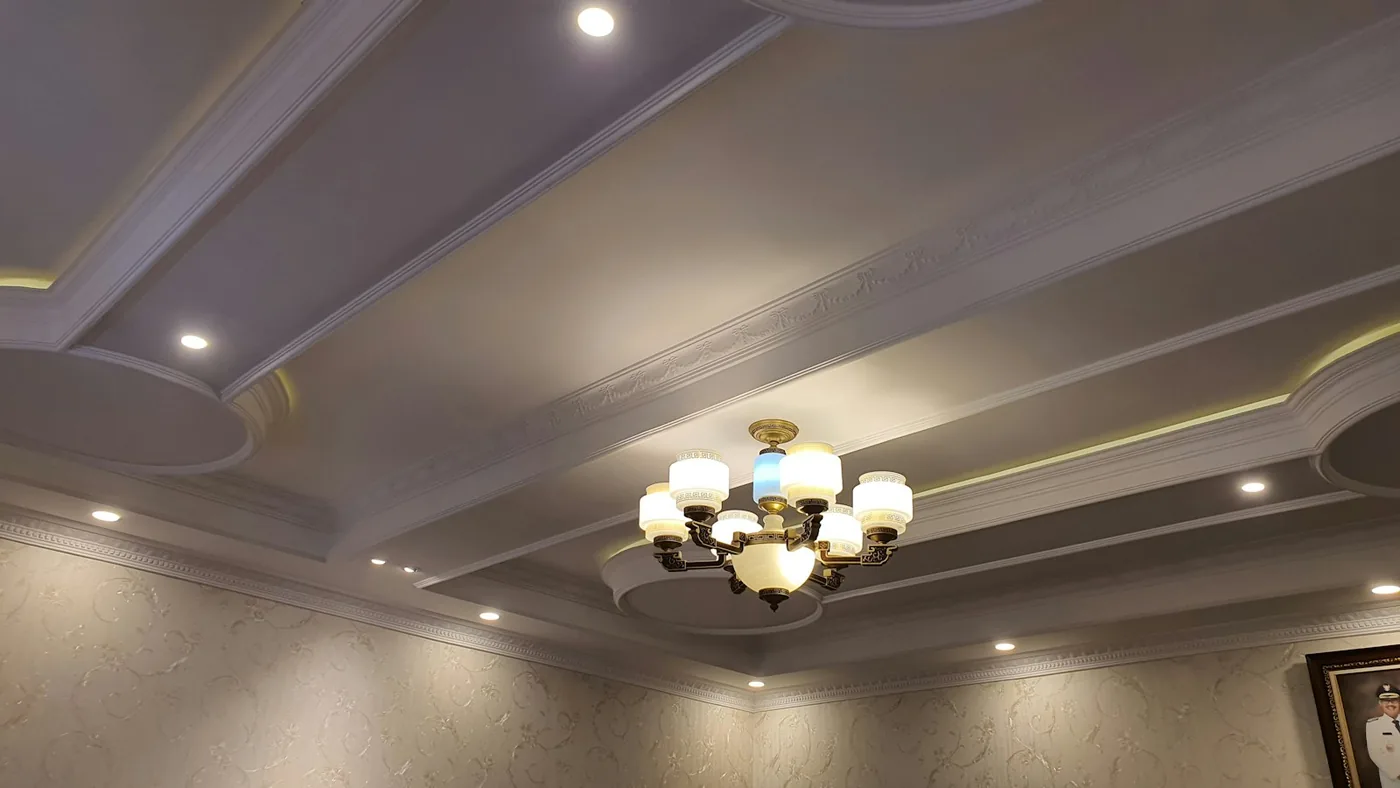 Referência de teto decorado com molduras e iluminação embutida